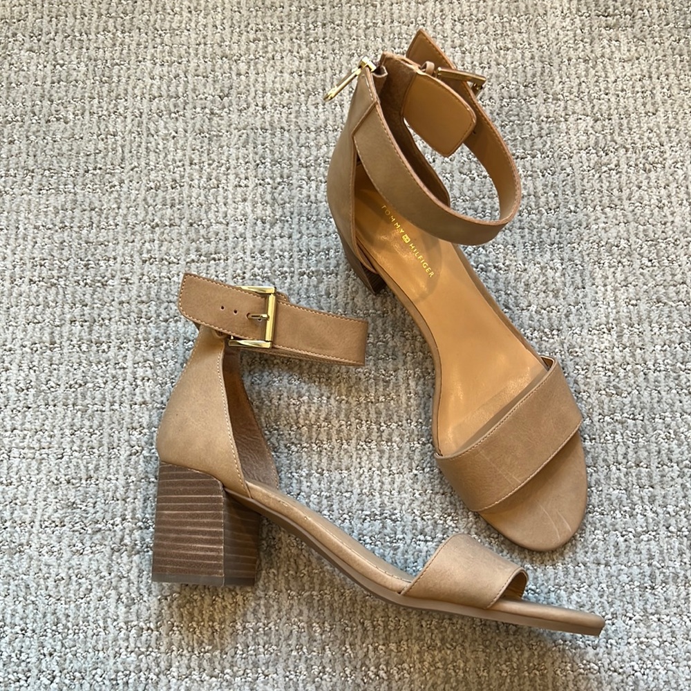 Tommy Hilfiger tan leather heels. Wood heel detail and gold hardware
